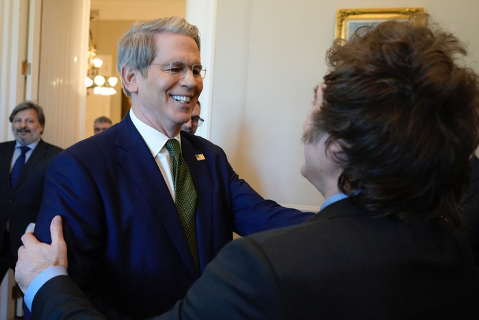 Lee más sobre el artículo Tras su tuit, Bessent salió a aclarar: «No estamos poniendo dinero en Argentina»  