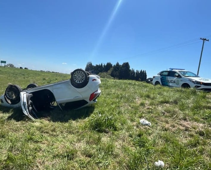 Lee más sobre el artículo Dos jóvenes resultaron heridos tras volcar su auto en la Autopista