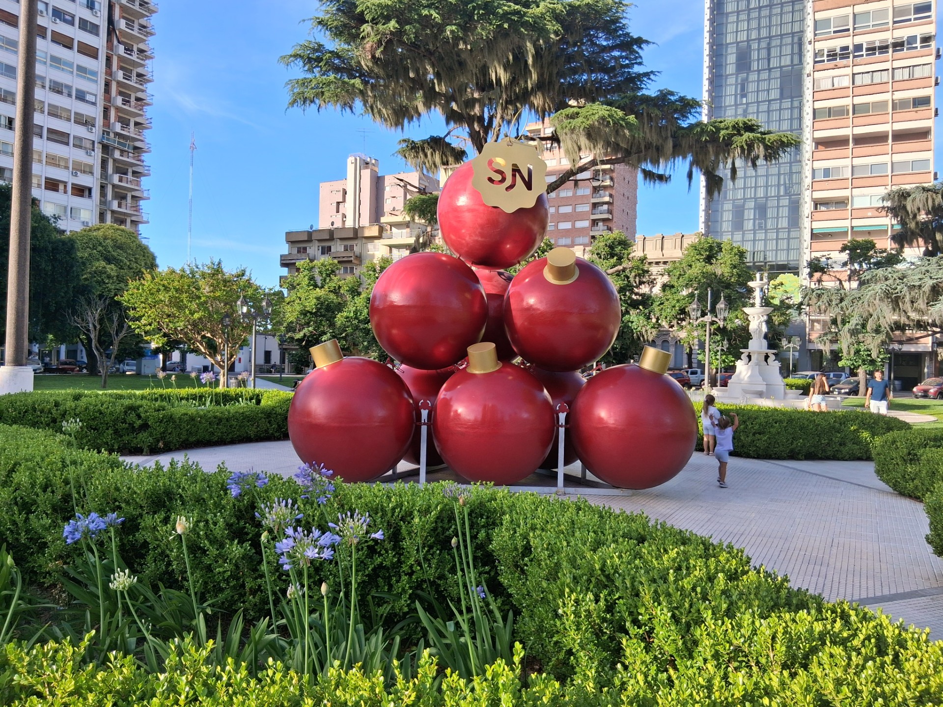 Lee más sobre el artículo ¿No será demasiado pronto?: Comienzan las decoraciones navideñas en el centro nicoleño