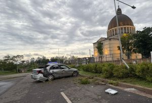 Lee más sobre el artículo Un joven perdió el control de su auto y chocó en la Costanera Alta
