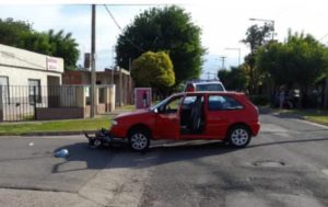 Lee más sobre el artículo Una mujer resultó herida a raíz de colisión entre moto y auto