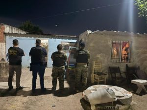 Lee más sobre el artículo Una pareja fue detenida tras allanamiento en barrio 17 de Octubre por presunta venta de drogas