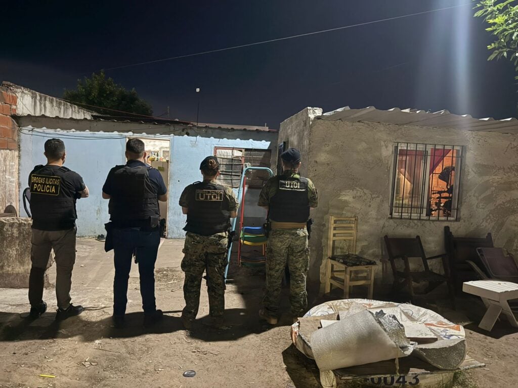 Lee más sobre el artículo Una pareja fue detenida tras allanamiento en barrio 17 de Octubre por presunta venta de drogas