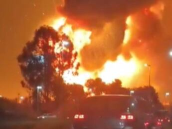 Lee más sobre el artículo Múltiples explosiones en Ezeiza: se incendia el polo industrial y trabajan más de 20 dotaciones de bomberos