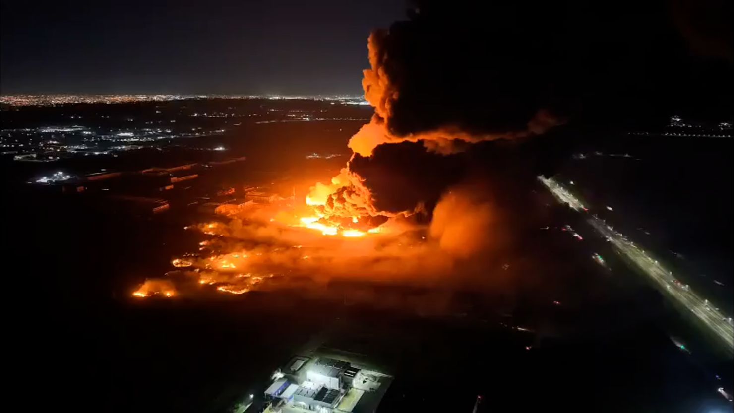 Lee más sobre el artículo Impactante incendio en Ezeiza: se registraron múltiples explosiones en un polo industrial y hubo más de 20 heridos