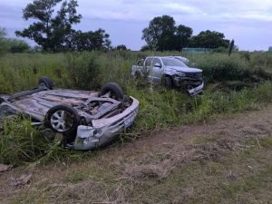 Lee más sobre el artículo Villa Ramallo: impresionante vuelco de un auto tras chocar con camioneta