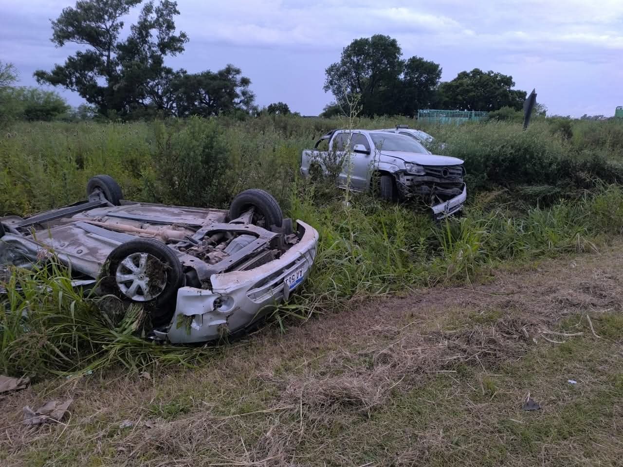 Lee más sobre el artículo Villa Ramallo: impresionante vuelco de un auto tras chocar con camioneta
