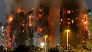 Lee más sobre el artículo Ya suman 83 los muertos por un incendio en un complejo residencial en Hong Kong