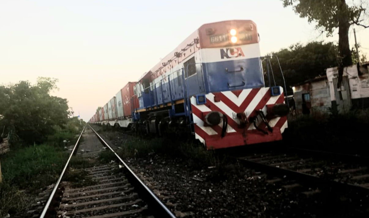 Lee más sobre el artículo Increíble: motociclista resultó ileso tras ser embestido por un tren