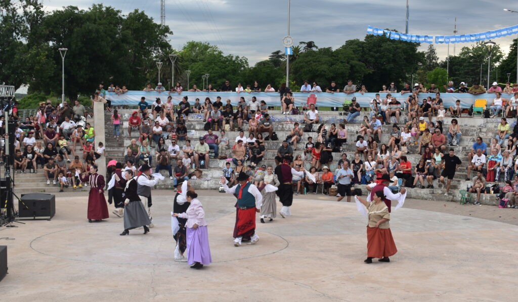 Lee más sobre el artículo El Día de la Tradición se celebra con una gran peña folclórica en la Costanera