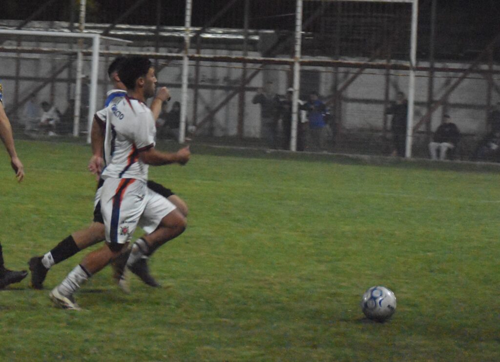 Lee más sobre el artículo Torneo Federal Amateur: Regatas obtuvo un gran triunfo en Carmen de Areco