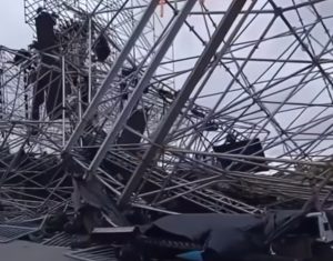 Lee más sobre el artículo Pudo ser una tragedia: el temporal derribó el escenario principal de la Megafiesta de Disfraces