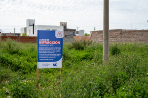 Lee más sobre el artículo Villa Constitución: el municipio avanza con desmalezado forzoso y multas a propietarios de baldíos