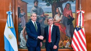Lee más sobre el artículo Bessent dijo lo que Caputo calla: confirmó que Argentina activó el swap y que EEUU salió ganando