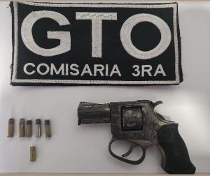 Lee más sobre el artículo Detienen a un adolescente y le secuestran un revólver