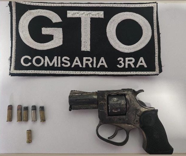 Lee más sobre el artículo Detienen a un adolescente y le secuestran un revólver