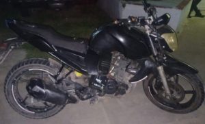 Lee más sobre el artículo Tres jóvenes heridos a raíz de colisión entre moto y auto