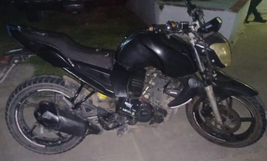 Lee más sobre el artículo Tres jóvenes heridos a raíz de colisión entre moto y auto