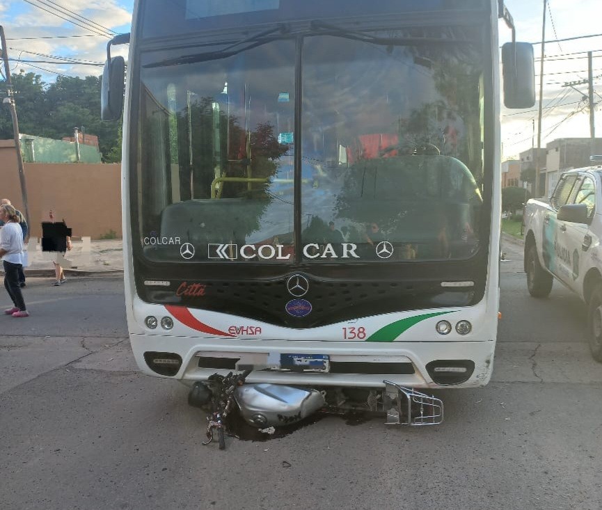 Lee más sobre el artículo Dos jóvenes motociclistas heridos al ser embestidos por un colectivo de Vercelli