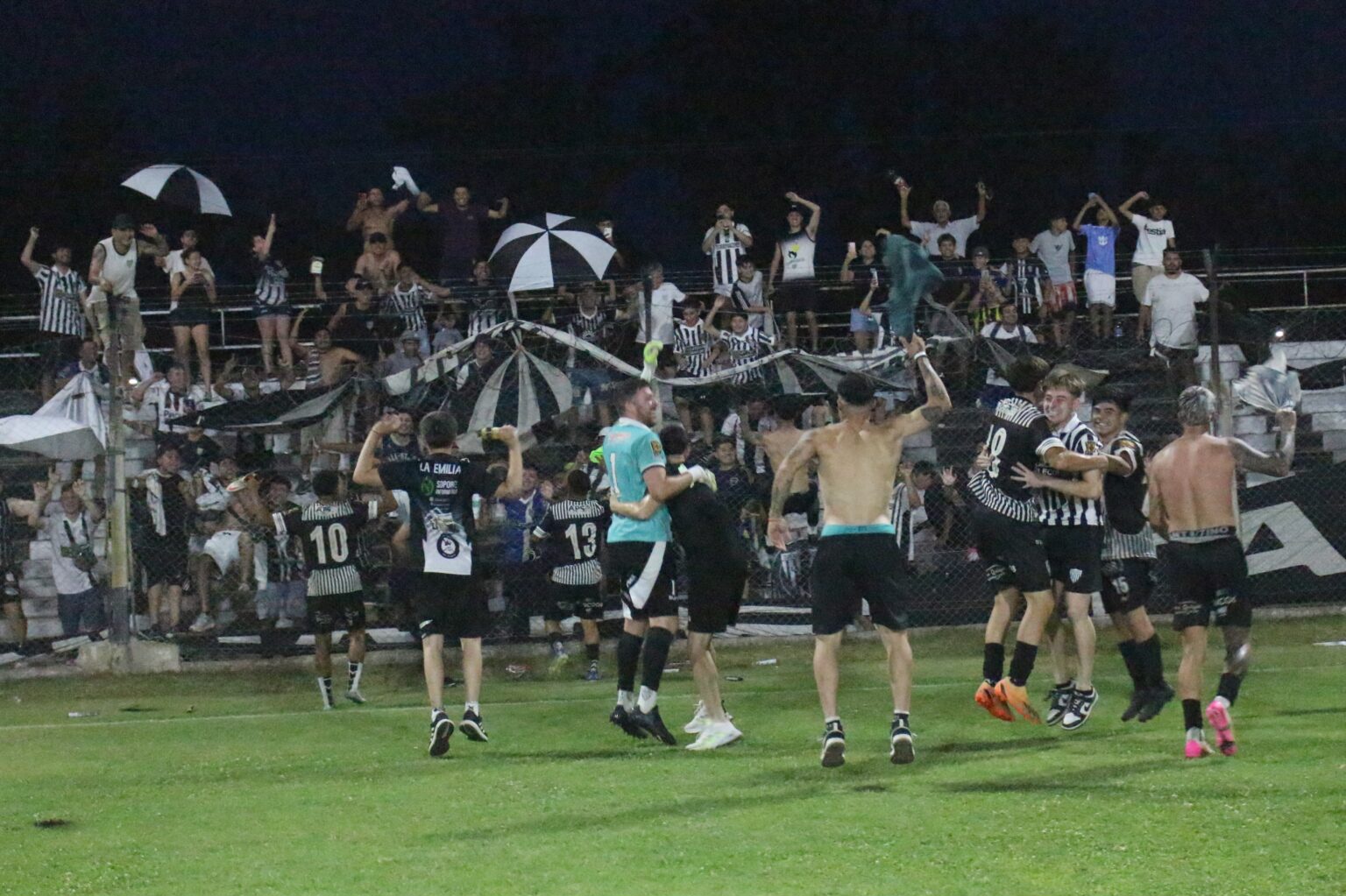 Lee más sobre el artículo Fútbol local: La Emilia y Defensores jugarán la final del Torneo Clausura