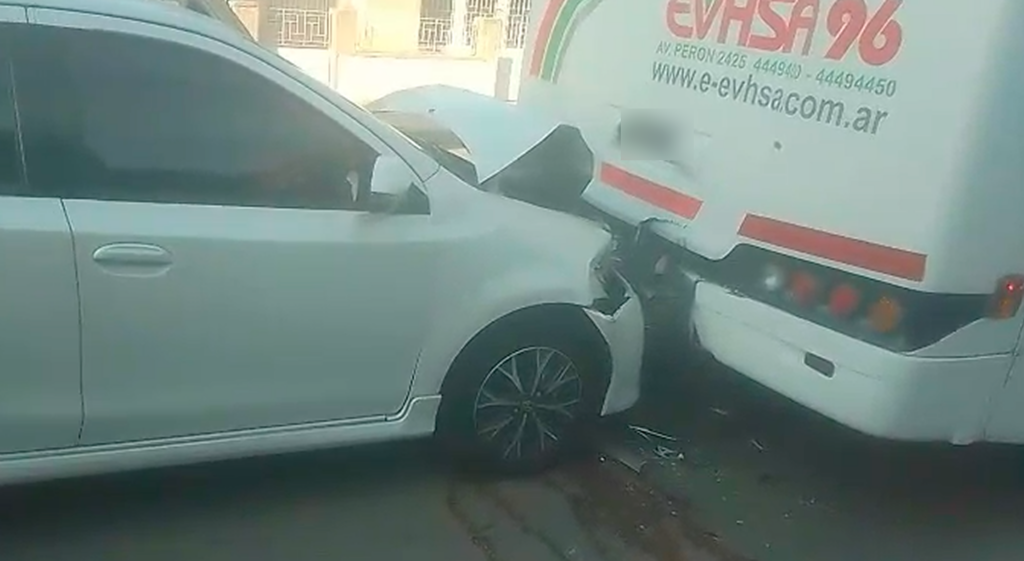 Lee más sobre el artículo Choque en cadena entre un colectivo y dos autos en la zona sur