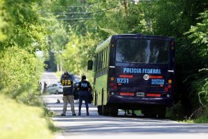 Lee más sobre el artículo Secuestraron 54 vehículos de alta gama en un galpón de la mansión de Pilar adjudicada a presuntos testaferros de “Chiqui” Tapia