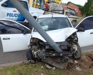 Lee más sobre el artículo Dos personas heridas tras fuerte impacto de automóvil contra una columna de alumbrado