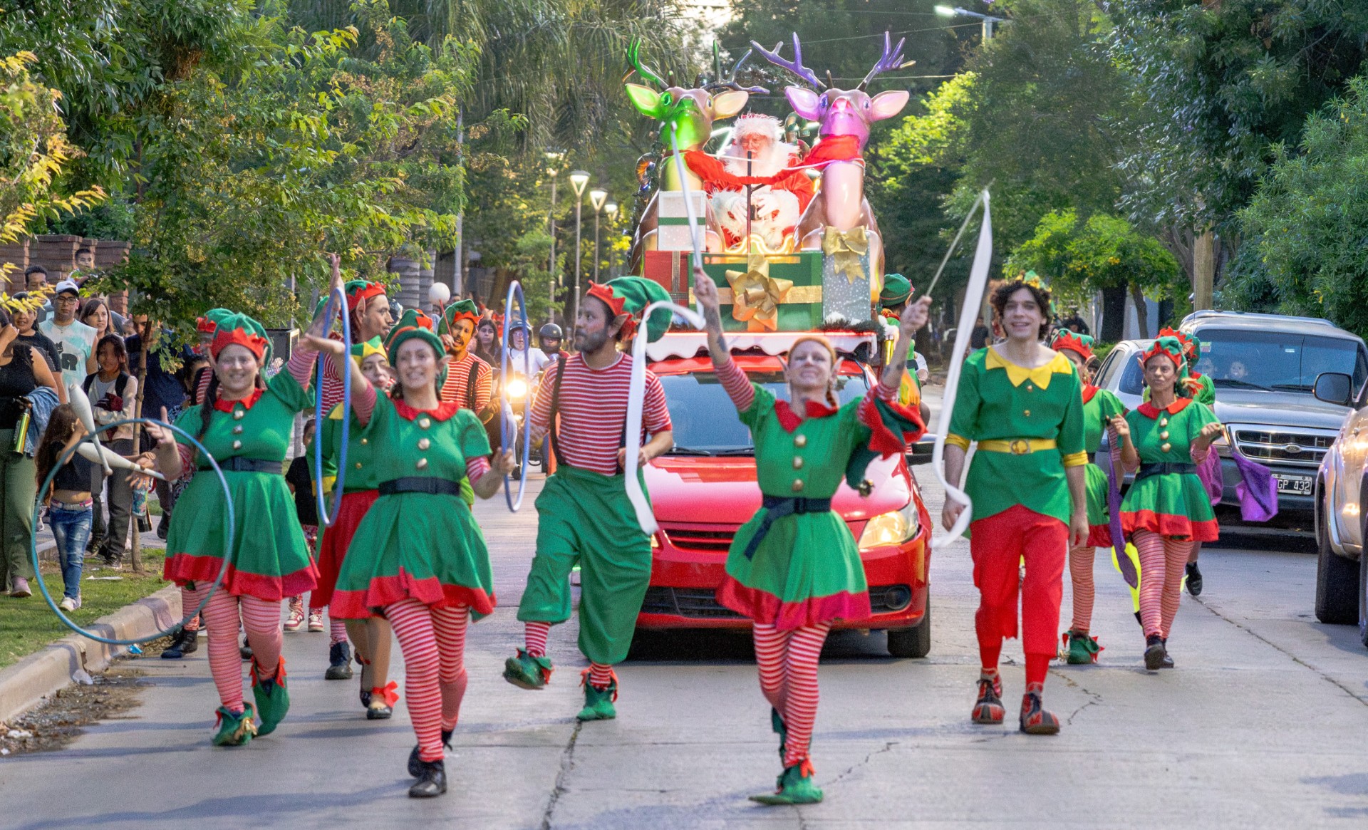 Lee más sobre el artículo Este sábado, desfile navideño, música y acróbatas en las calles del centro
