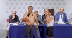 Lee más sobre el artículo Show antivacunas: ¿por qué se pegan los metales en la piel del “hombre imantado“?