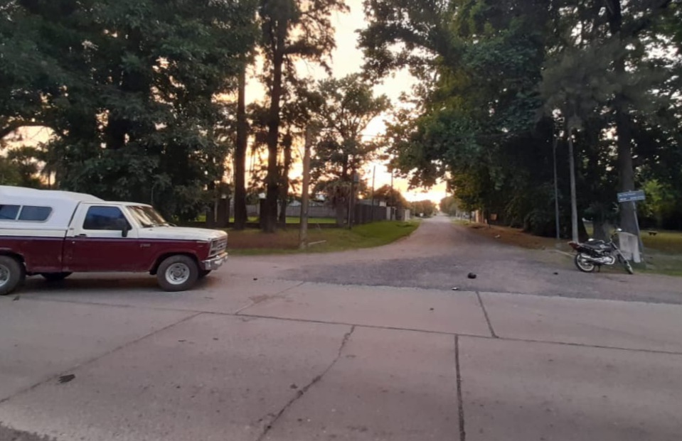Lee más sobre el artículo Dos jóvenes resultaron heridos tras colisión entre moto y camioneta