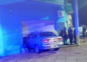 Lee más sobre el artículo Automovilista se incrustó contra local comercial en Bolívar y Necochea