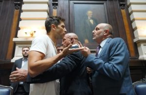 Lee más sobre el artículo Insólito: Santiago Passaglia reclamó su banca de Diputado para votar contra el endeudamiento de Kicillof, pero no lo dejaron