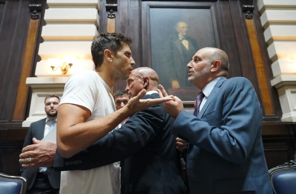 Lee más sobre el artículo Insólito: Santiago Passaglia reclamó su banca de Diputado para votar contra el endeudamiento de Kicillof, pero no lo dejaron