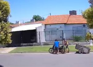 Lee más sobre el artículo Tres delincuentes robaron una moto en barrio San Francisco