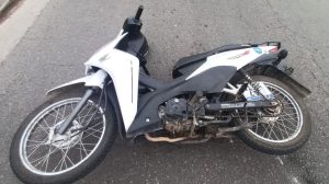 Lee más sobre el artículo Un motociclista está internado en terapia intensiva tras esquivar a un perro y caer sobre la cinta asfáltica