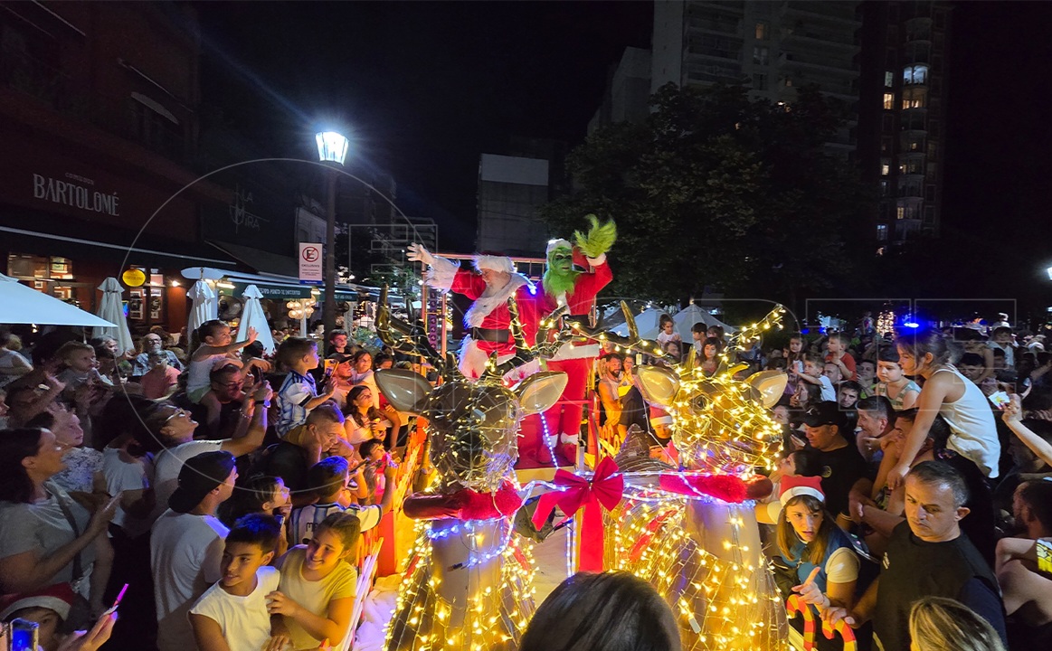 Lee más sobre el artículo Con un desfile navideño, Papá Noel recorrió el centro de San Nicolás con músicos y acróbatas