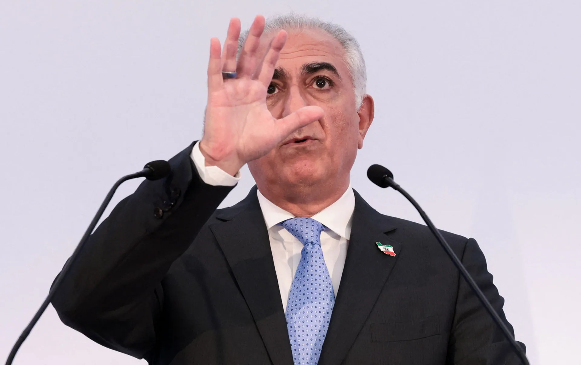 Lee más sobre el artículo Quién es el hijo del depuesto Sha de Irán, que sueña con la vuelta de la monarquía