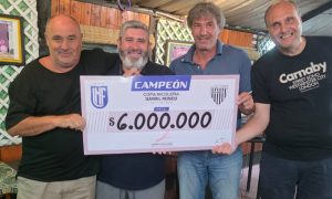 Lee más sobre el artículo Fútbol local: La Emilia recibió el premio por ganar la Copa Nicoleña