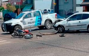 Lee más sobre el artículo Un hombre resultó herido tras choque entre auto y moto en la zona sur