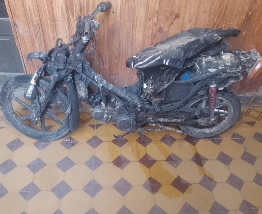Lee más sobre el artículo Violento robo en Ramallo: cuatro delincuentes con armas blancas asaltaron una vivienda y prendieron fuego una moto