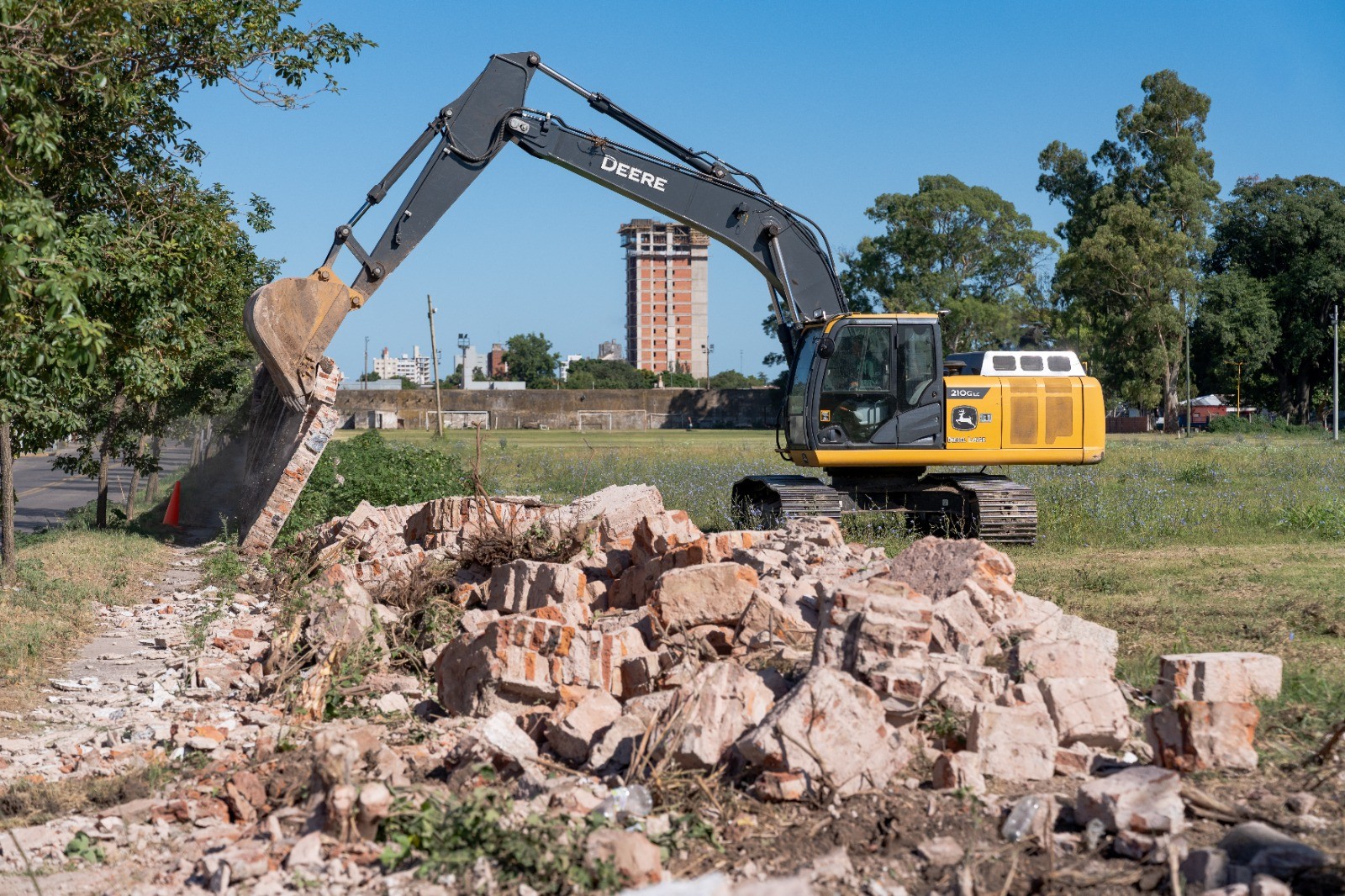 Lee más sobre el artículo Ex-Batallón: el municipio demuele otro tramo del paredón de calle Rivadavia