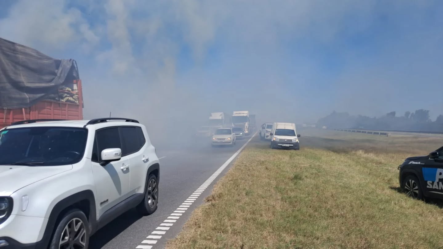Lee más sobre el artículo Choque múltiple en la Autopista, a raíz de la quema de pastizales