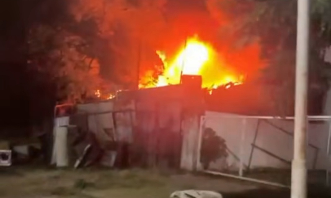 Lee más sobre el artículo Se prendió fuego una chatarrería en Villa Constitución y evacúan una manzana por riesgo de explosión