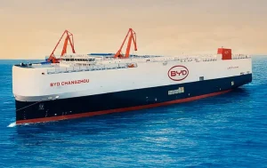 Lee más sobre el artículo Arribaron a Zárate 7.000 autos chinos: la automotriz BYD relanza su plan para Argentina