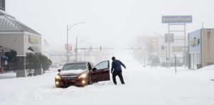 Lee más sobre el artículo Tormenta de frío y nieve en Estados Unidos: más de 30 estados en alerta, 14 mil vuelos cancelados y hasta 240 millones de personas afectadas