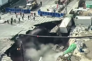 Lee más sobre el artículo Colapsó una calle en China durante trabajos subterráneos: los obreros lograron escapar