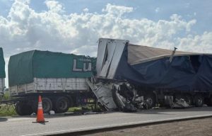 Lee más sobre el artículo Chocaron tres camiones en la Autopista y murió uno de los conductores
