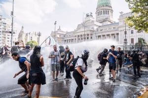 Lee más sobre el artículo La marcha de los gremios combativos terminó con represión y decenas de heridos y detenidos