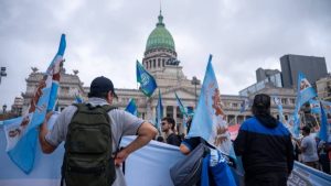Lee más sobre el artículo Trabajadores metalúrgicos, docentes y estatales paran contra la reforma laboral