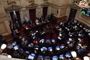 Lee más sobre el artículo El Gobierno logró aprobar la reforma laboral en el Senado y la sanción de la ley queda en manos de Diputados